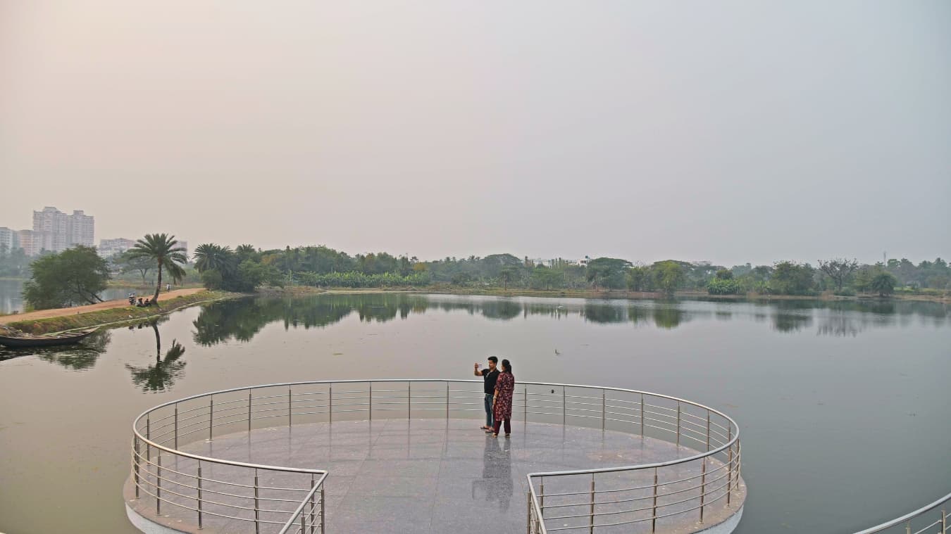 <p>The circular floating stage is designed to appear as though it is drifting.&nbsp;</p>
