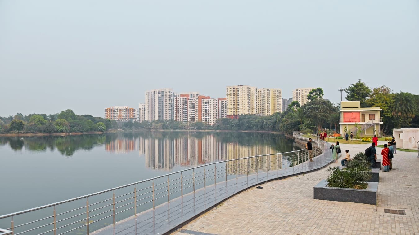 <p>Tucked among high-rises, Taranya Community Park opens out onto a large waterbody fringed with coconut and palm trees.</p>