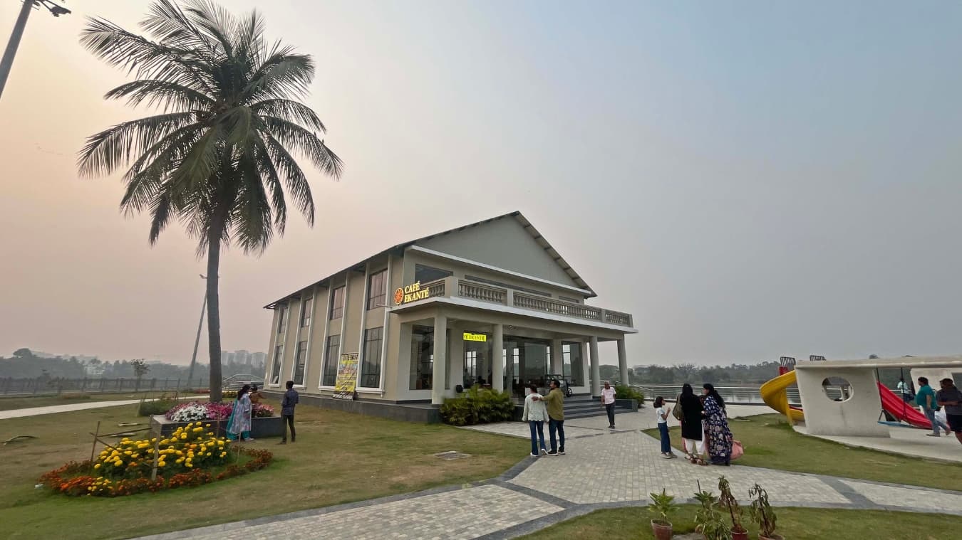 <p>Café Ekante offers a sit-down dining space with a water view.&nbsp;</p>