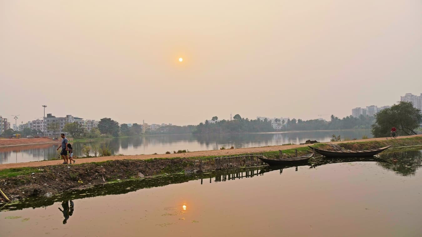 <p>The park offers a quiet, serene escape from the hustle and bustle of the city.</p>