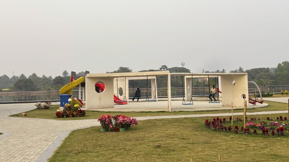 <p>Both children and adults enjoy the rides in the play zone.</p>