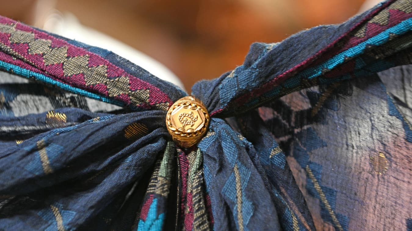 <p>&nbsp;An entire sari being passed through a small ring with ease.</p>