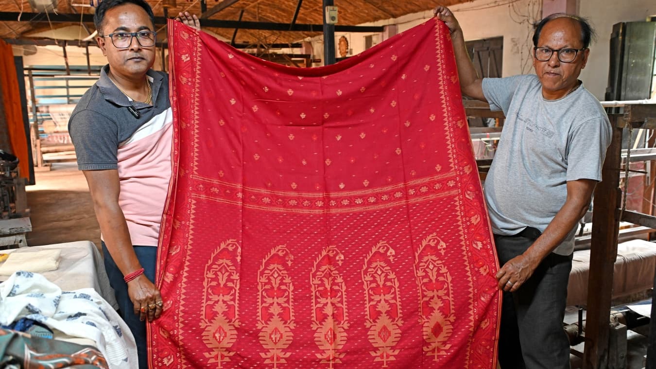 <p>The average thread count of muslin woven in Kalna is now 300, making it remarkably fine.</p>
