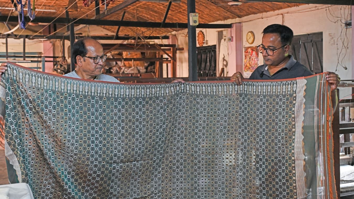 <p>Rajib Debnath, who helps his father Jyotish at the workshop, feels innovation is essential for survival.&nbsp;</p>