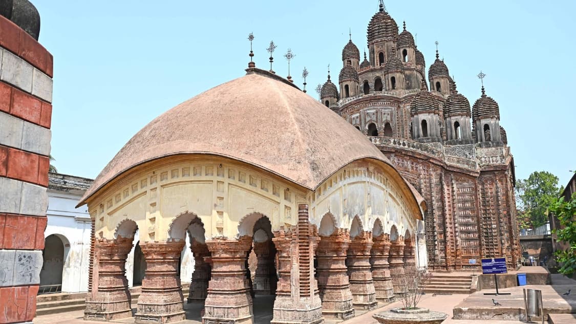 <p>The Lalji Temple is the oldest temple in Kalna.</p>