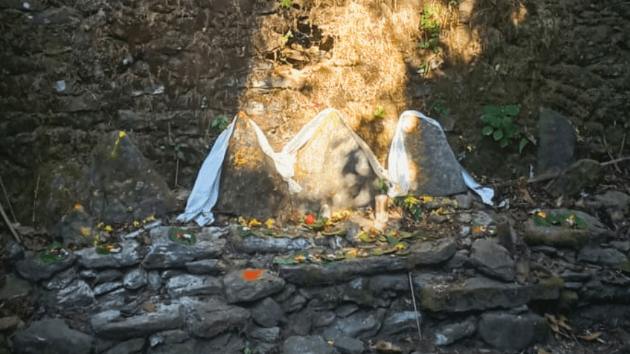 <p>Offerings left at the site in memory of the last Lepcha King. (Picture by Ronald Tamang)&nbsp;</p>