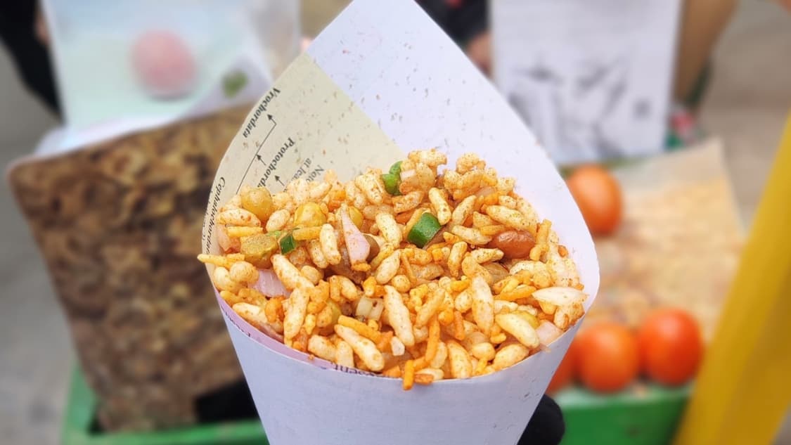 <p>Few snacks capture the spirit of Bengal as beautifully as&nbsp;<em>jhalmuri. (Shutterstock)</em></p>