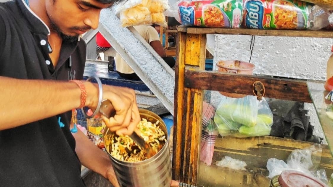 <p>Jhalmuri is incredibly easy to make at home, no cooking or fire required.</p>
