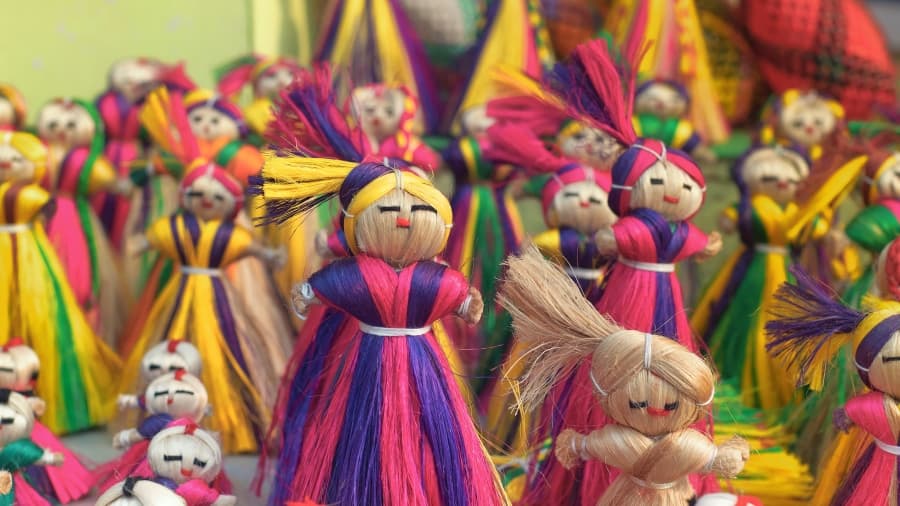 <p>Dolls made of dyed jute.</p>
