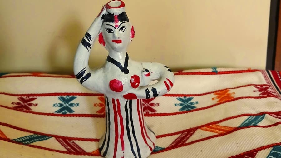 <p>The&nbsp;<em>kanthalia</em> doll of Murshidabad</p>