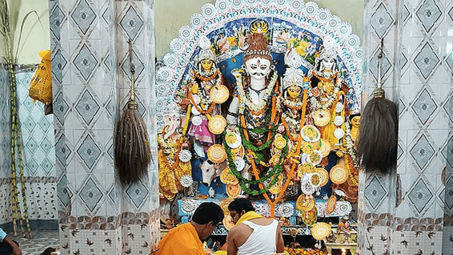 <p>The Shiva-Durga idol which is worshipped by the Adhya Family at Chinsurah. (Picture by Poulomee Auddy)</p>