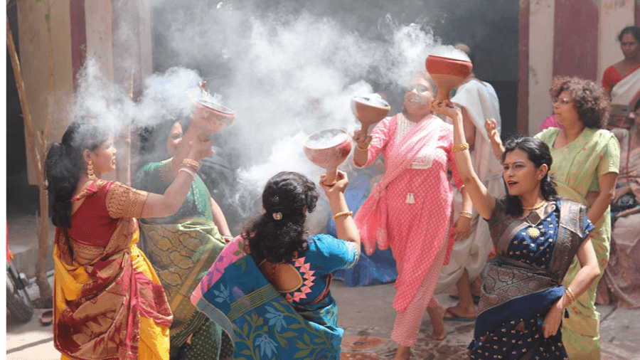<p>Women of Adhya Bari, dancing with dhunuchis on Bijoya Dashami. (Picture by Poulomee Auddy)</p>