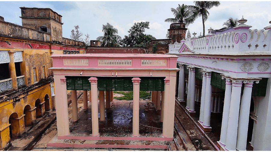 <p>The Durga dalan of Boro Taraf along with the with Natmandir. (Picture by Amitabha Gupta)</p>
