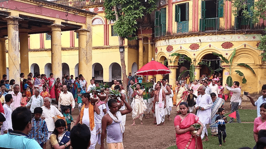<p>Bara Taraf's Nabapatrika being taken to the local pond for Snan. (Picture by Souvik Mondal)</p>