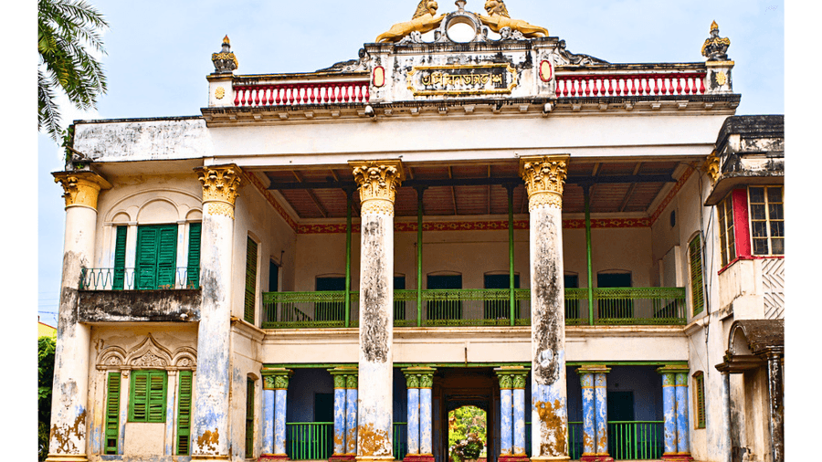 <p>The two-storeyed mansion of the Pal family at Ranaghat with its Corinthian pillars and two lion statues. (Picture by Amitabha Gupta)</p>